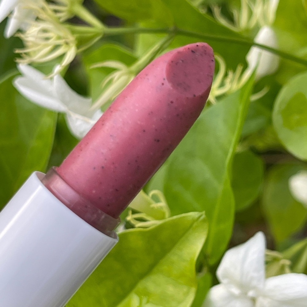 TRESLU’CE BEAUTY By Becky G Always Suave Lip Scrub in Strawberry